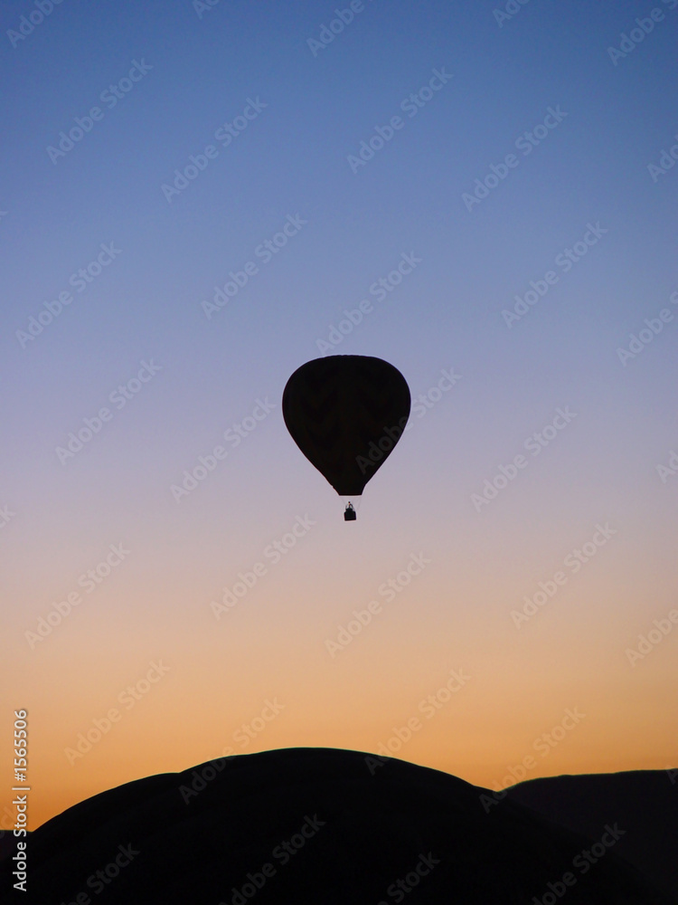 日出天空中的热气球
