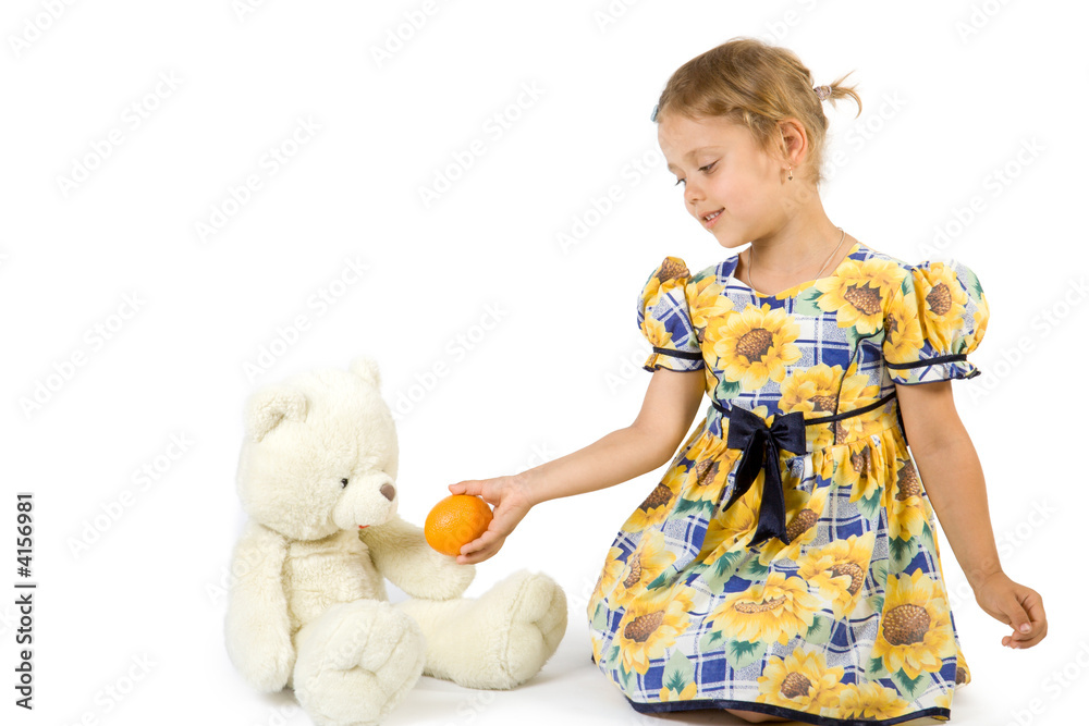 带着橙色和熊玩具的小女孩。