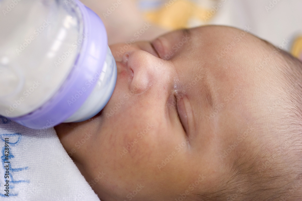 刚出生的男婴从奶瓶里吃东西
