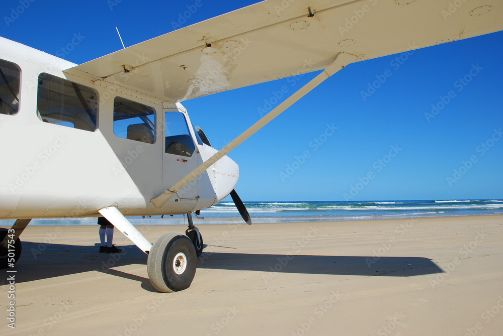 海滩上的轻型飞机