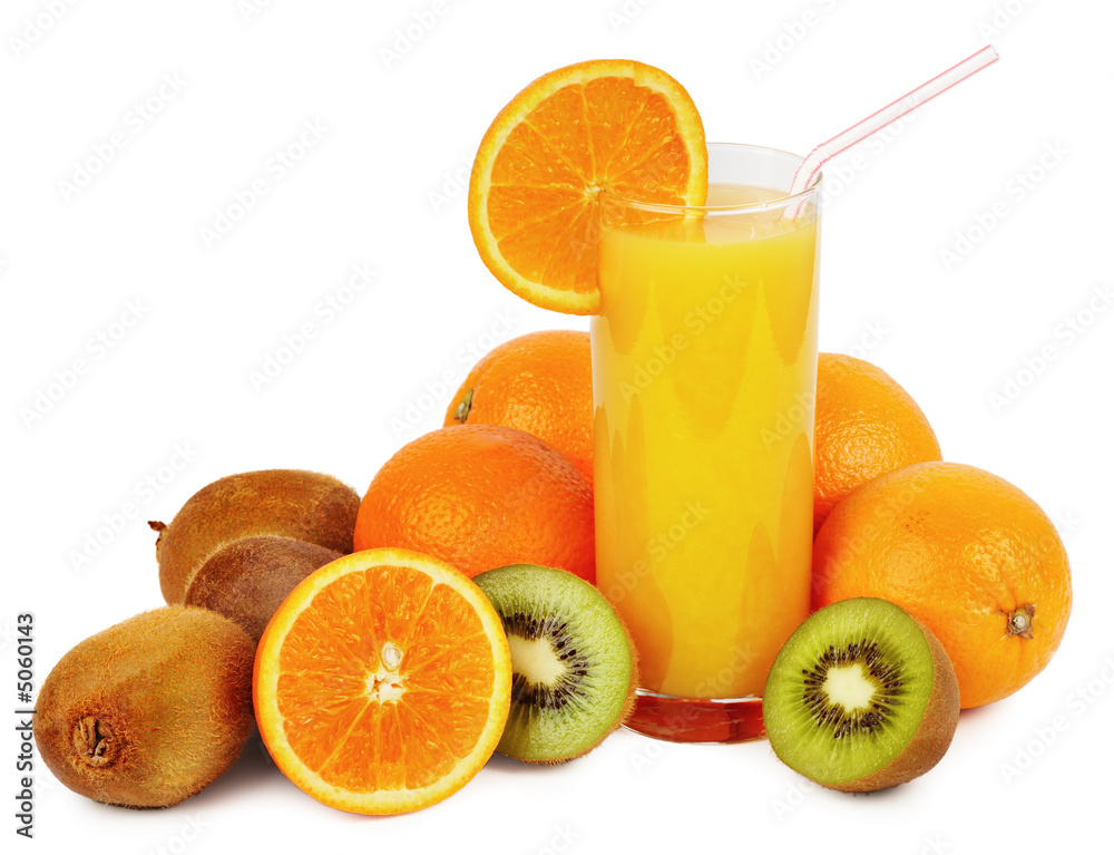 一杯果汁和热带水果
