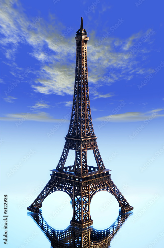 艾菲尔铁塔小青铜雕像（隔离在蓝色背景上）