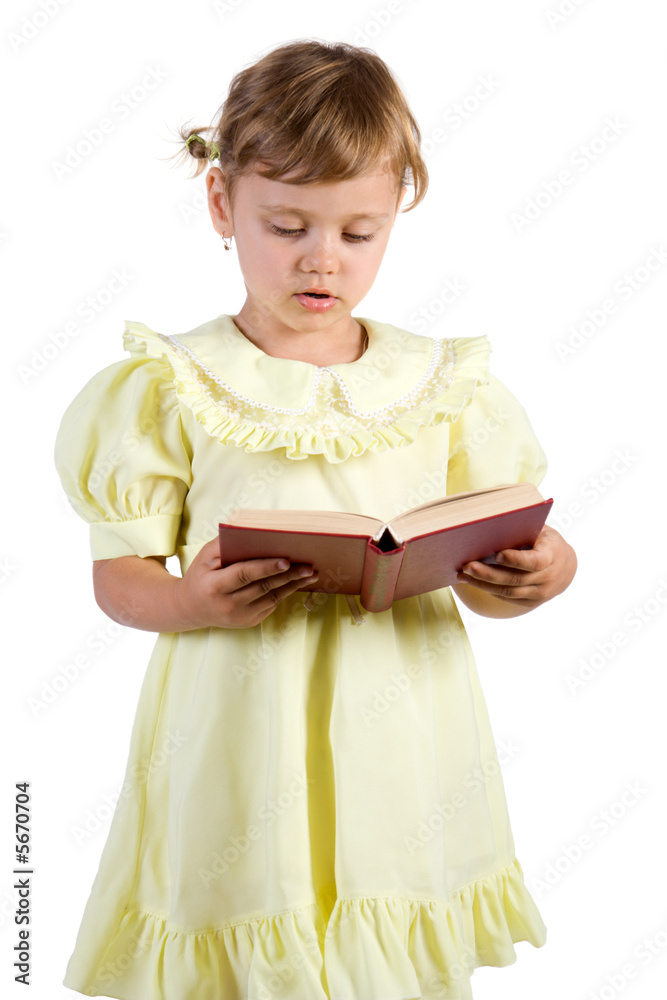 读书的小女孩。在白色衣服上隔离。