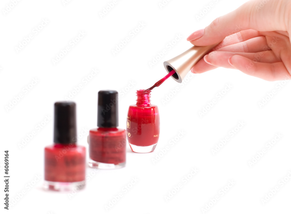 女人用红色油漆和刷子洗手。用白色隔离。