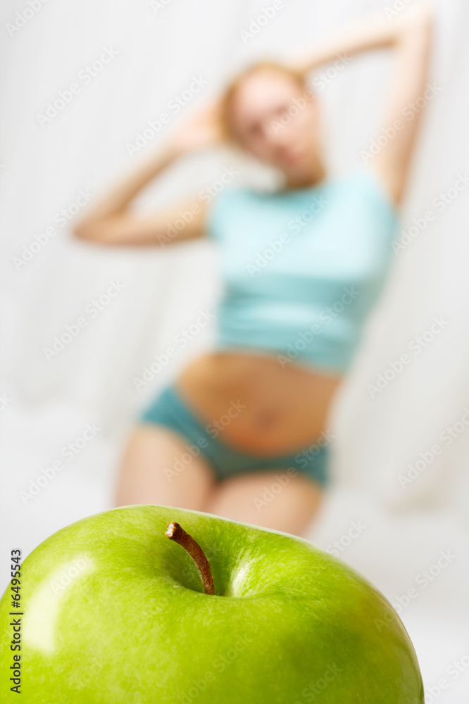 前景中的苹果，背景上的年轻女孩