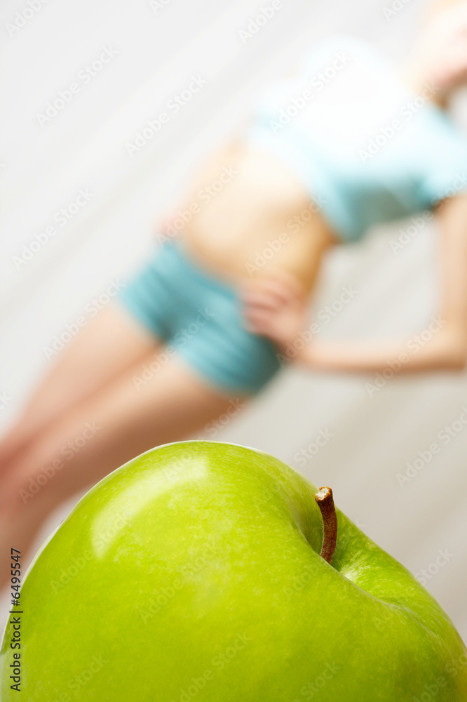 前景中的苹果，背景上的年轻女孩