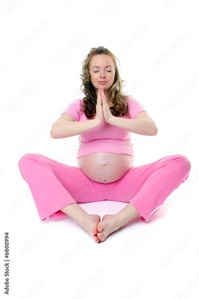 做瑜伽的迷人孕妇