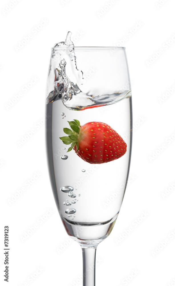 草莓掉进杯子里
