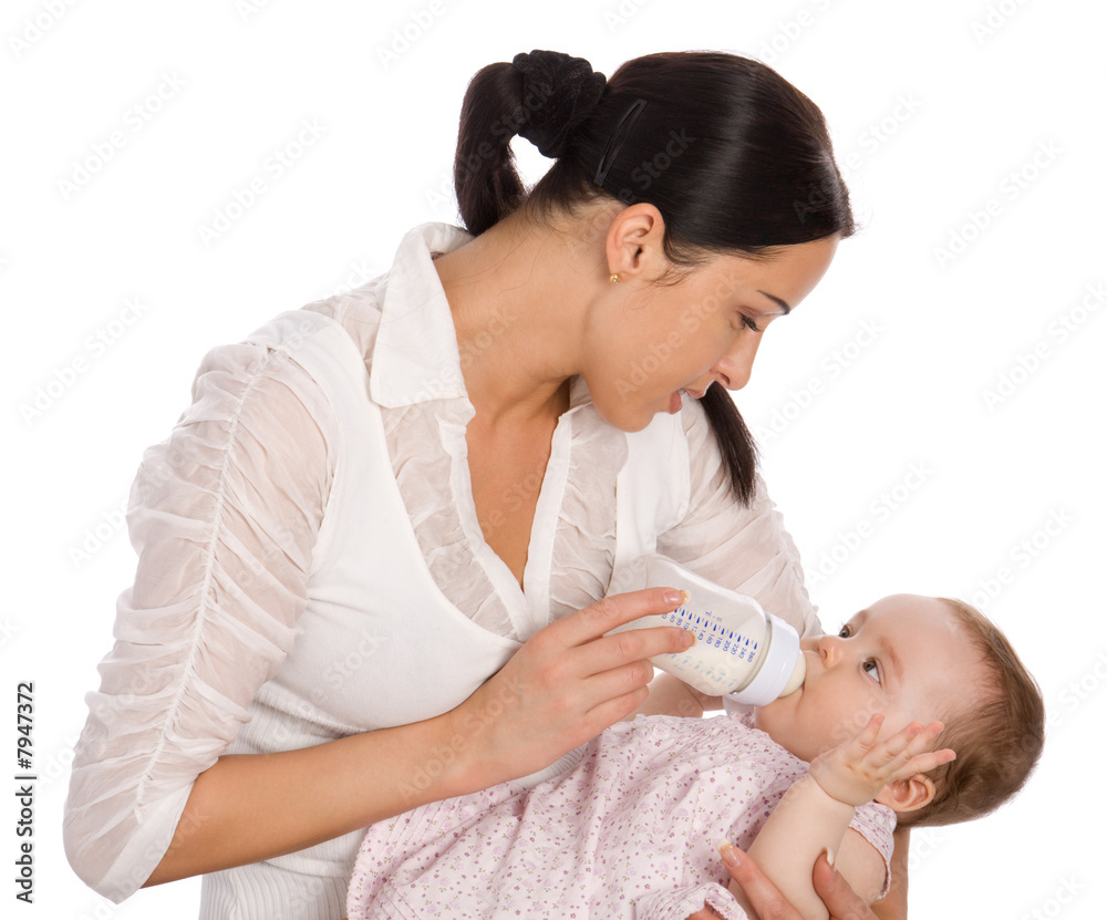 母亲喂养婴儿女儿