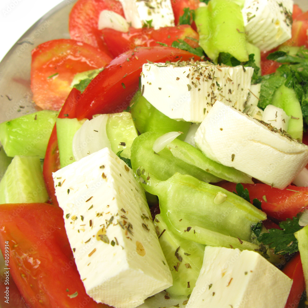 希腊沙拉配羊乳酪、辣椒粉、黄瓜和番茄
