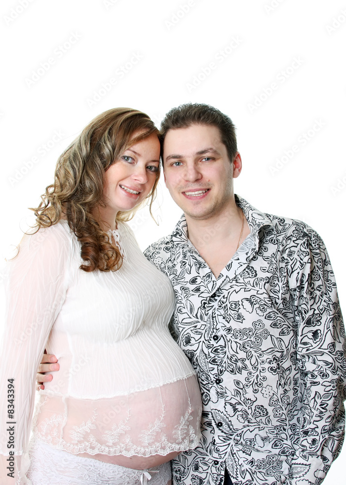 年轻幸福的夫妇期待一个孩子