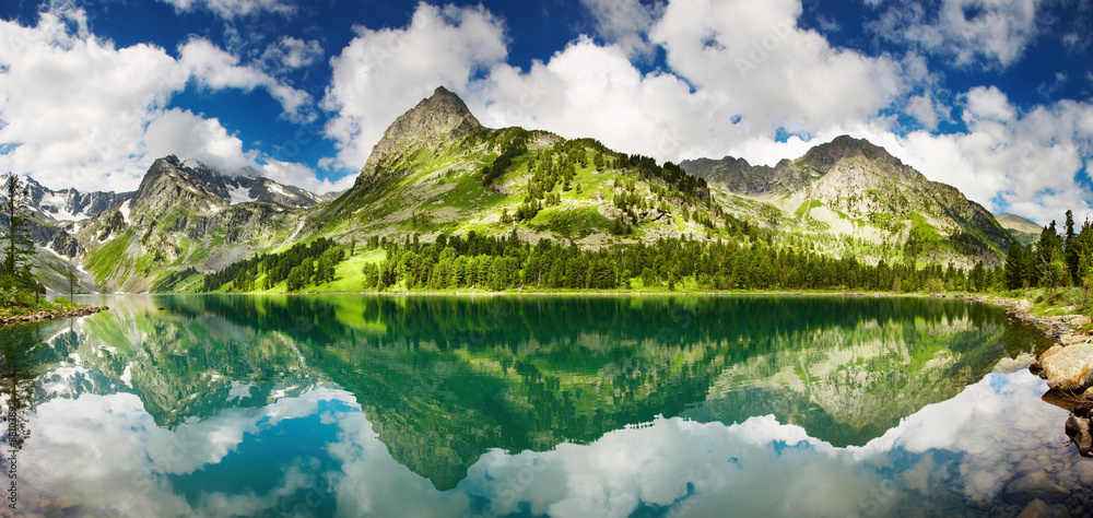 阿尔泰山脉美丽的湖泊