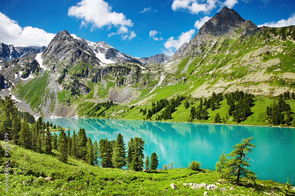 阿尔泰山脉美丽的绿松石湖