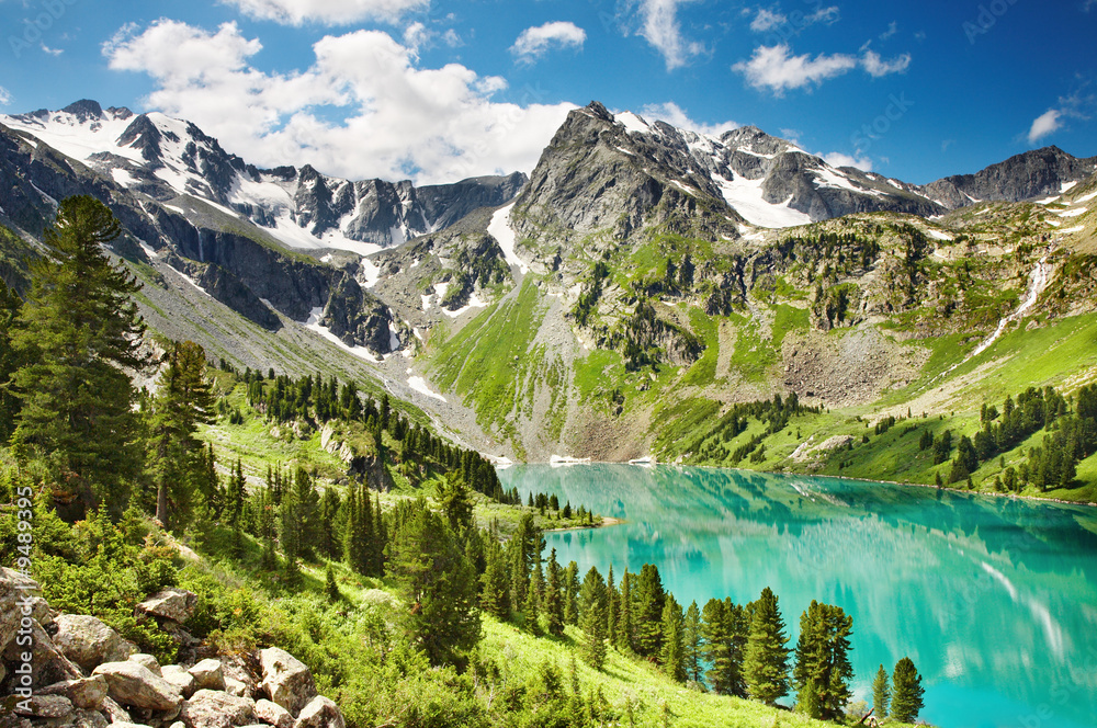 阿尔泰山脉美丽的绿松石湖