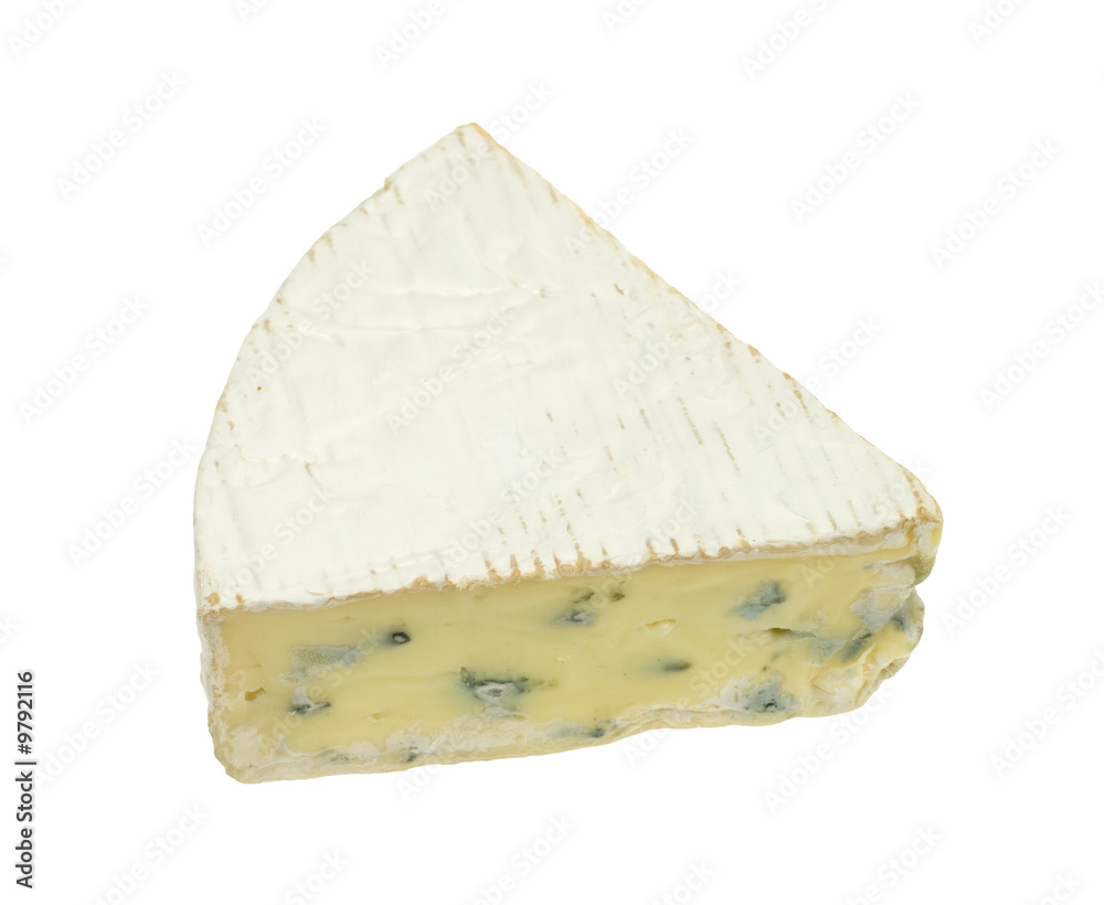 一块白底隔离的丹麦蓝奶酪