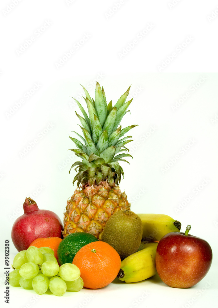 在白色背景上混合健康的水果。