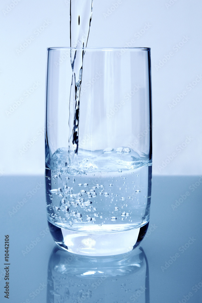 往玻璃杯里倒纯水