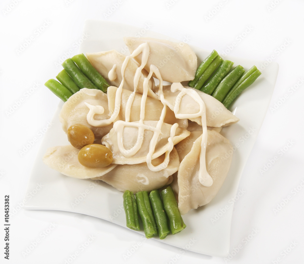 盘子里的意大利饺子配芦笋和橄榄