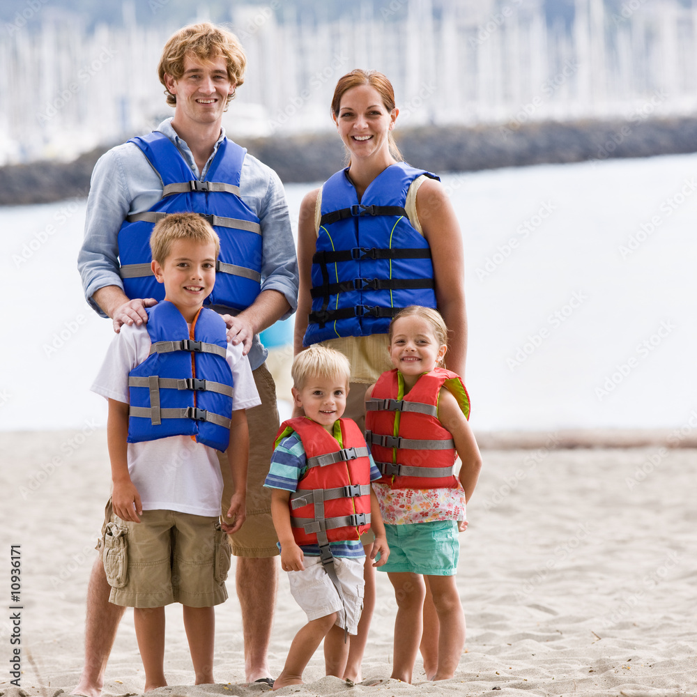家人在海滩上穿救生衣