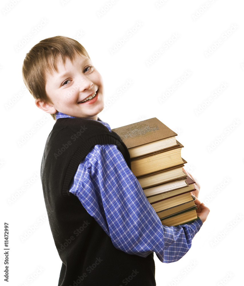 拿着一摞书的小男孩