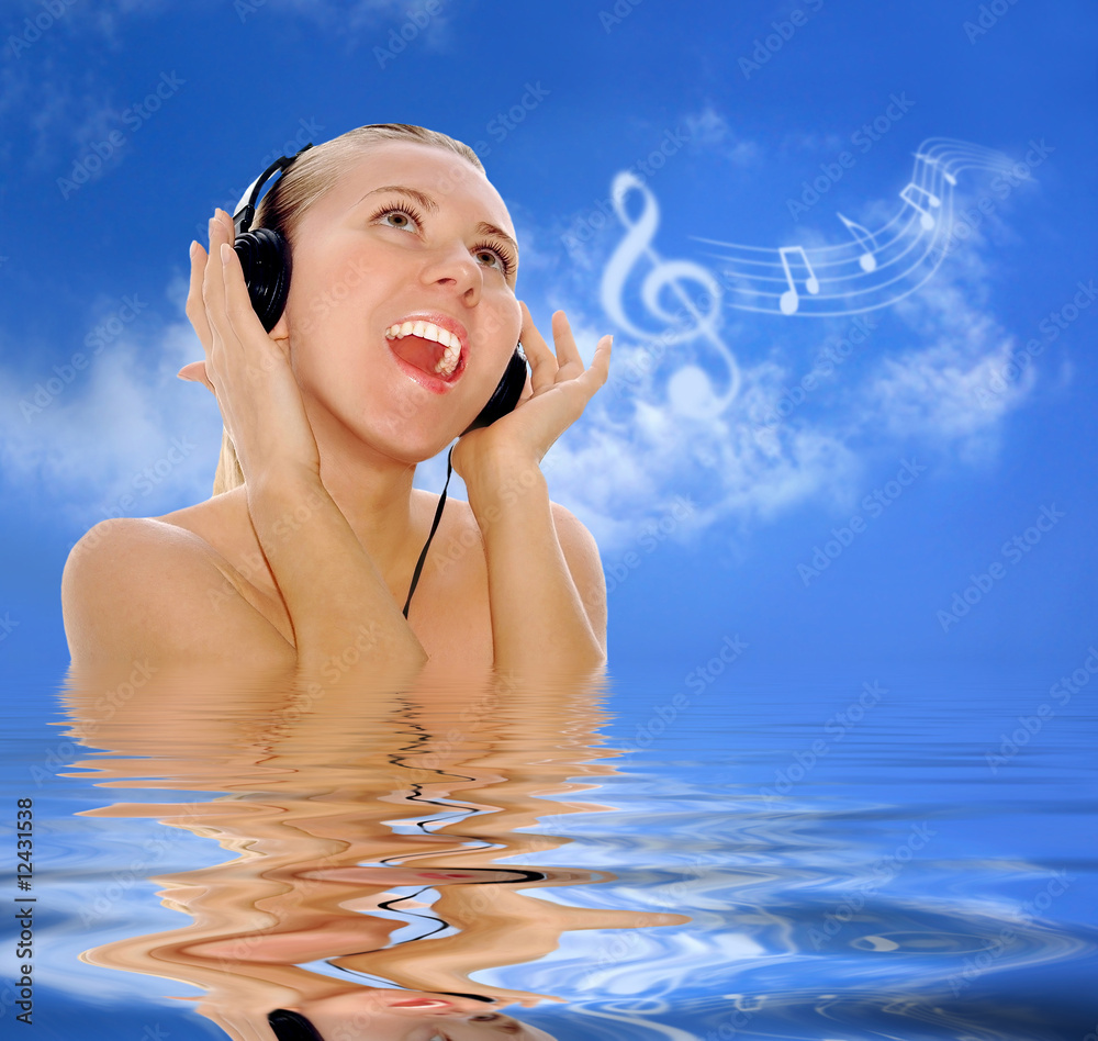 戴着耳机听音乐的幸福女性