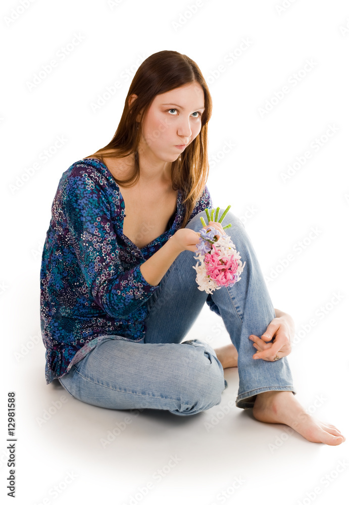 手拿鲜花坐在花丛上的女人沮丧