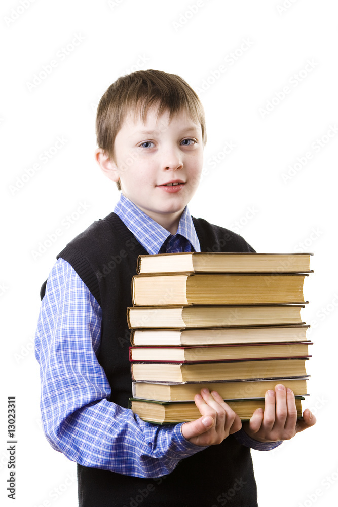 一堆书的男孩