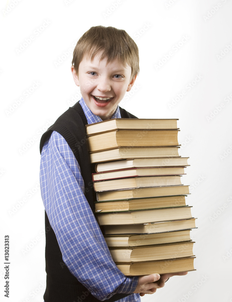 一堆书的男孩