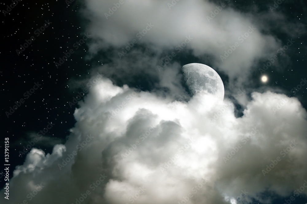 月亮在星空和云层的背景下
