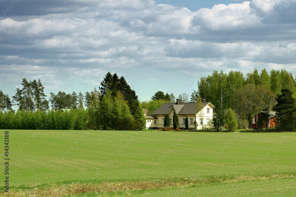 草地上的乡村小屋