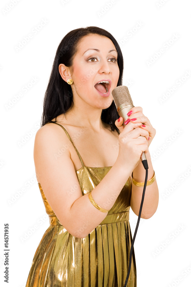 年轻女人唱歌