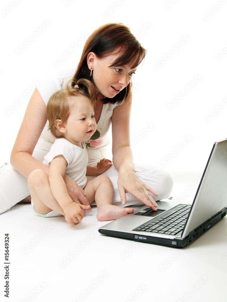 白色隔离带笔记本电脑的母亲和婴儿