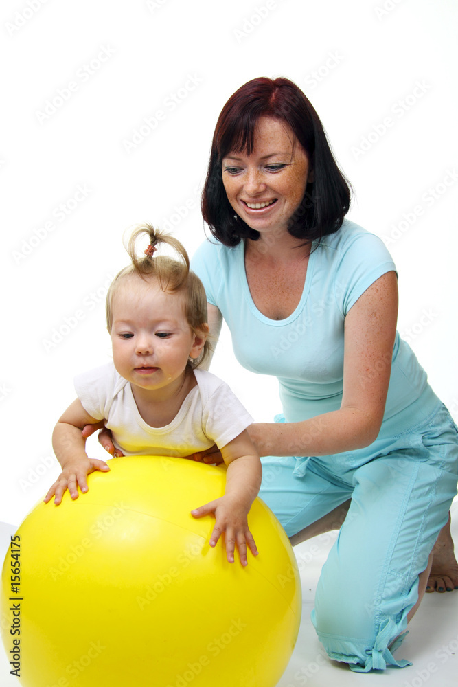 妈妈在健身球上抱着女儿