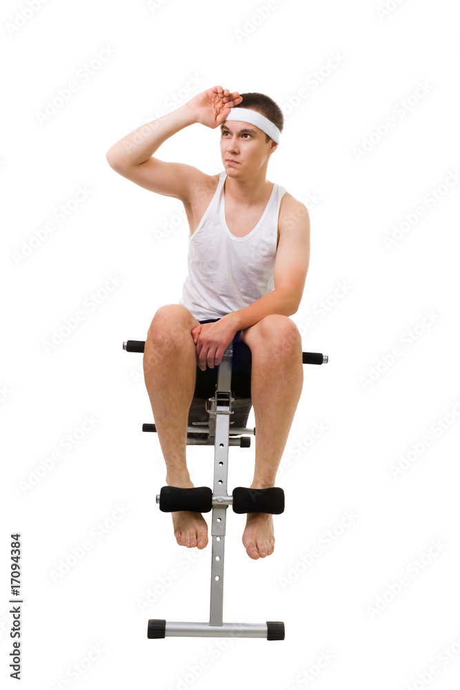 年轻人坐在长凳上健身休息