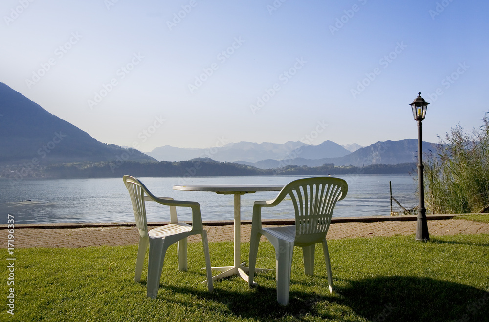 瑞士山湖上的休息区