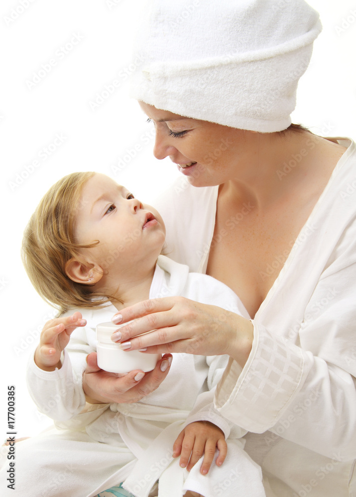 快乐妈妈抱着宝宝的化妆品霜的照片