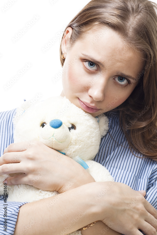带着泰迪熊的伤心女人