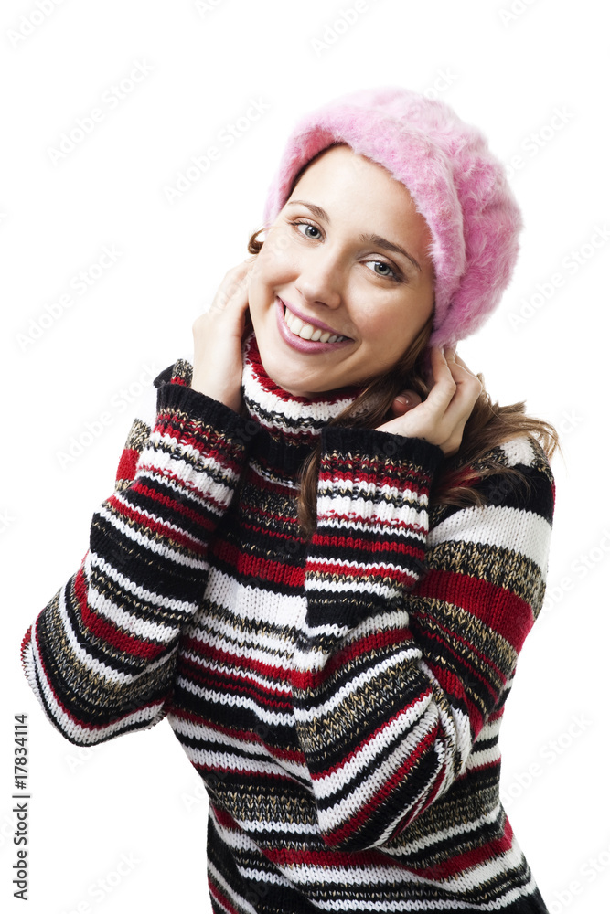 戴着冬天粉色帽子的女人微笑