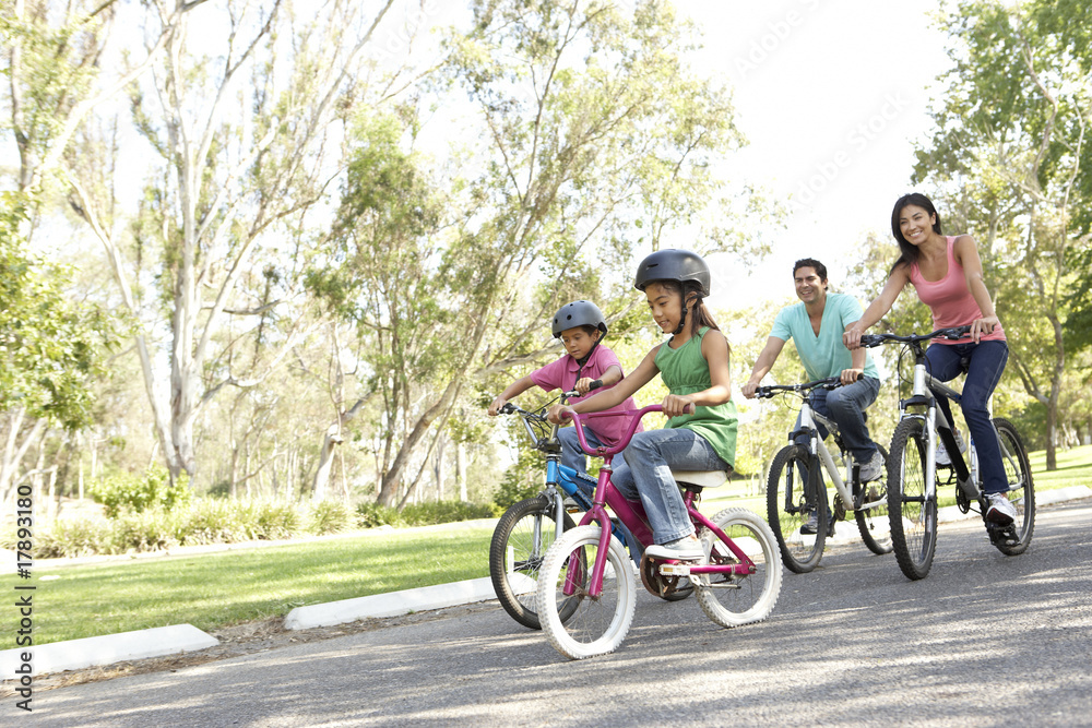 在公园骑自行车的年轻家庭