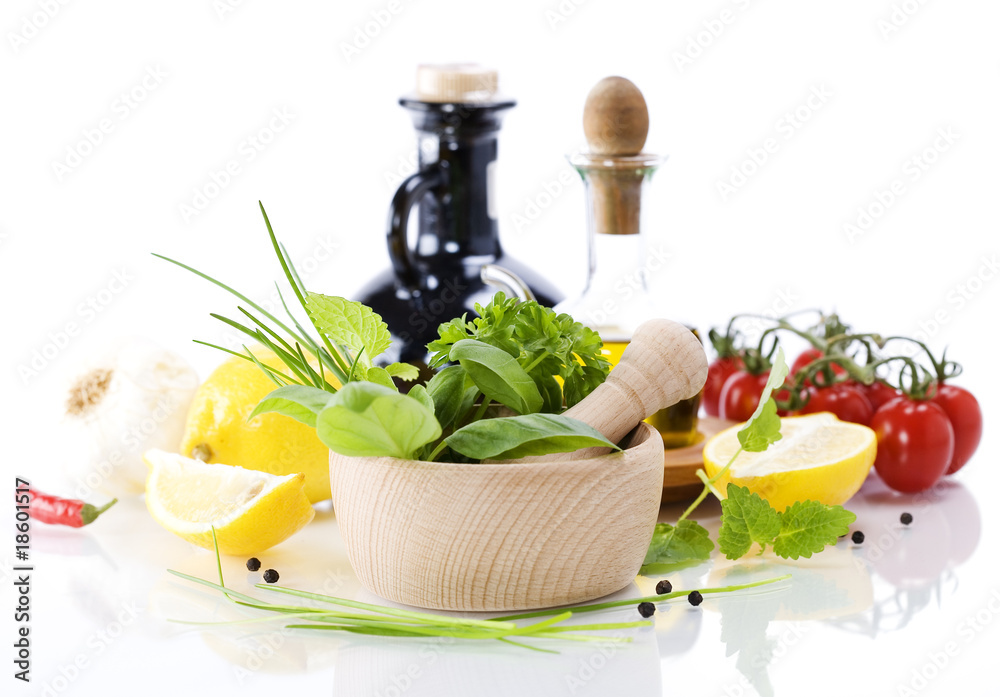 橄榄油、醋、治疗草药和蔬菜