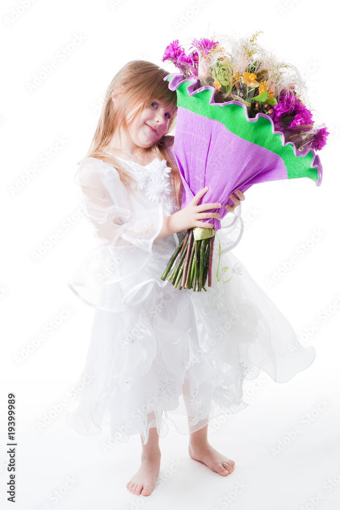 穿着白色连衣裙的小女孩手里拿着一束花