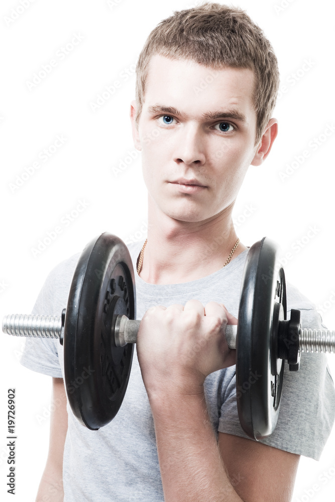 年轻人在健身房举重