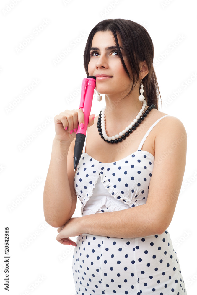 美丽的年轻女子拿着粉红色的大钢笔