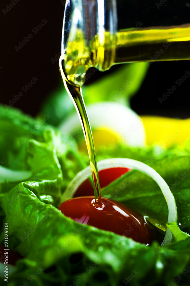 健康沙拉和浇橄榄油特写
