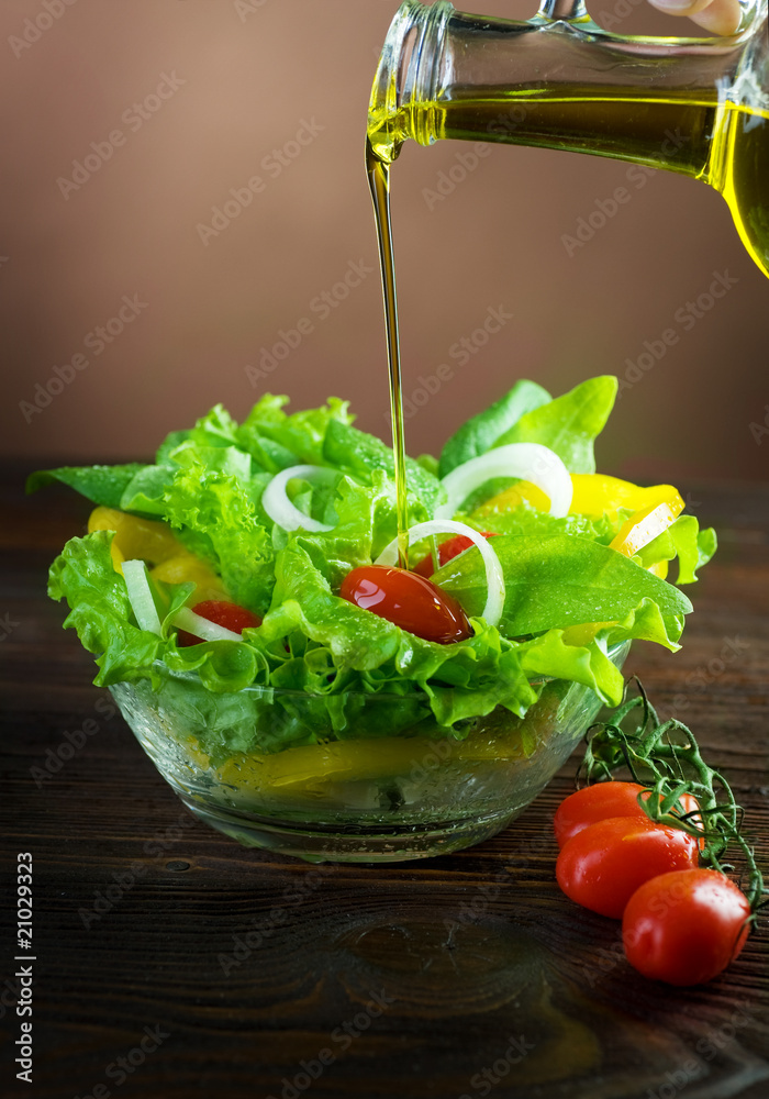 美丽健康的沙拉和浇橄榄油