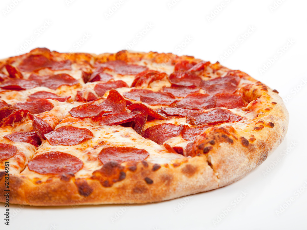 白色背景的Pepperoni披萨