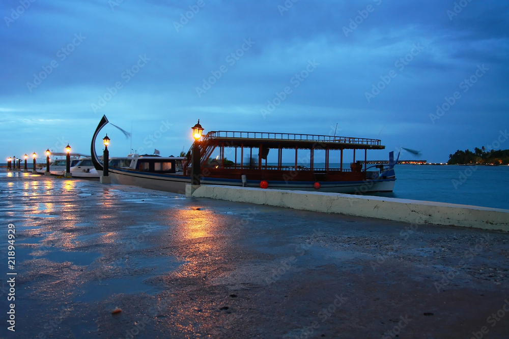 马尔代夫港口上的船只