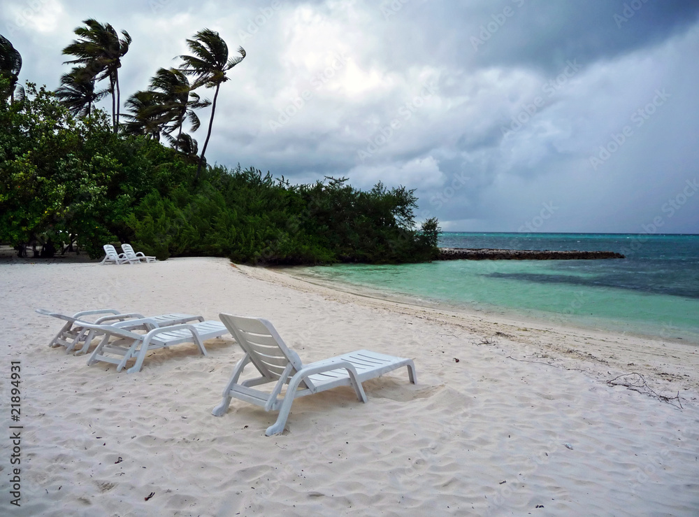 风暴前马尔代夫的空旷海滩