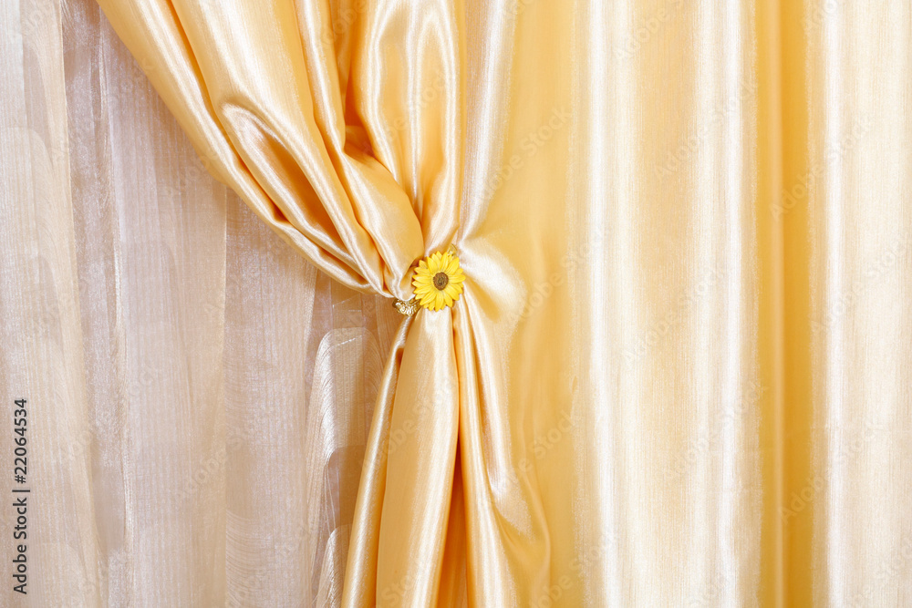 带夹子的金色丝绸窗帘