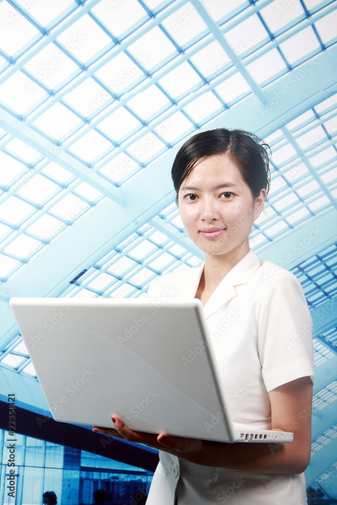 使用笔记本电脑工作的年轻亚洲商业女性